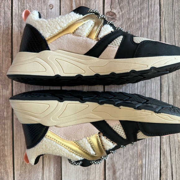 NWOT! Posh by Poelman Sherpa Sneakers Size 39 - Picture 2 of 8